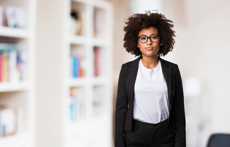 商业黑人妇女站立, 选择性焦点