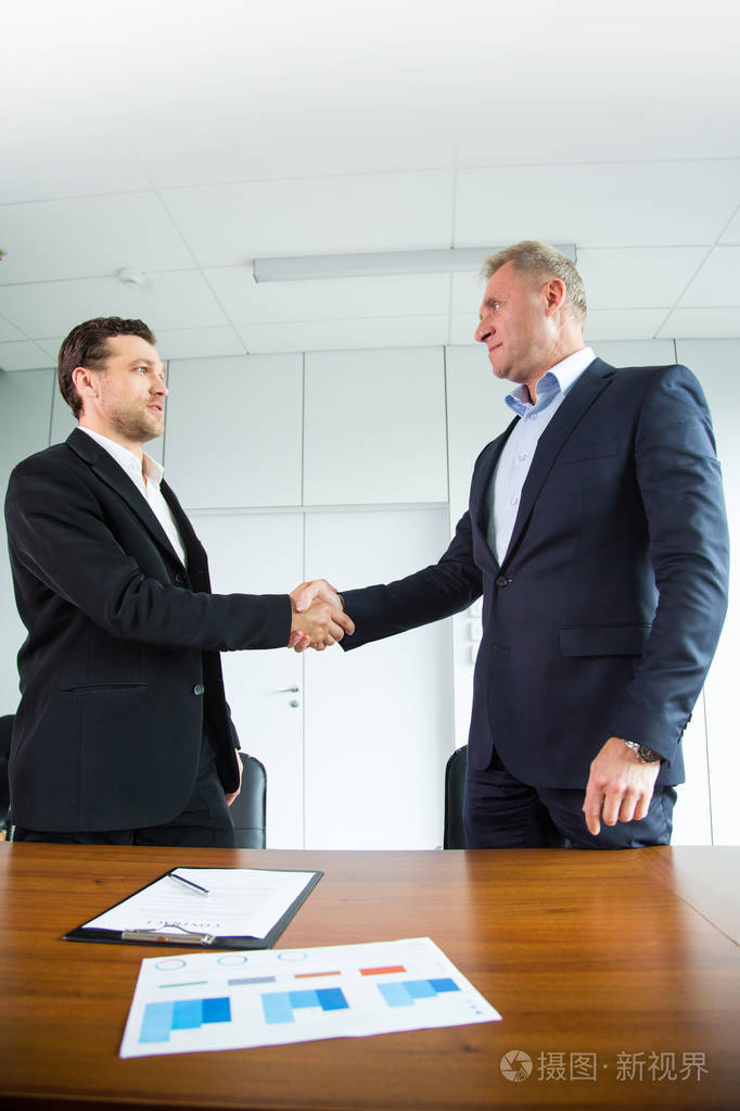 商界人士握手, 商人握手, 在会议签署协议合同 standuing 在办公桌