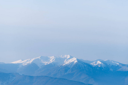 在雪地上的山峰的看法。具有复制空间的冬季景观