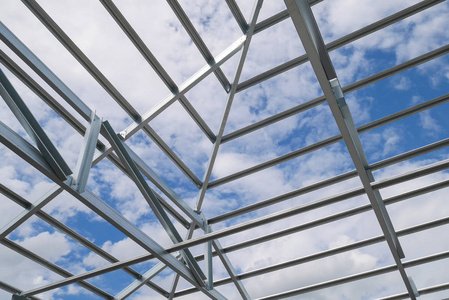钢屋架与蓝蓝的天空和云彩在施工现场的结构