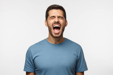 不停的吼叫图片