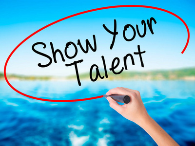 侧透明女人手写作与标记显示你的才华照片