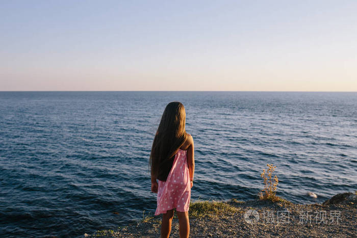 女孩的衣服站在海边