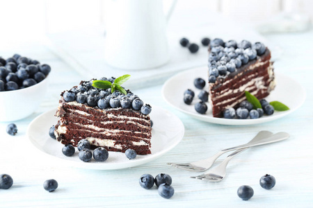 美味两块蛋糕与蓝莓