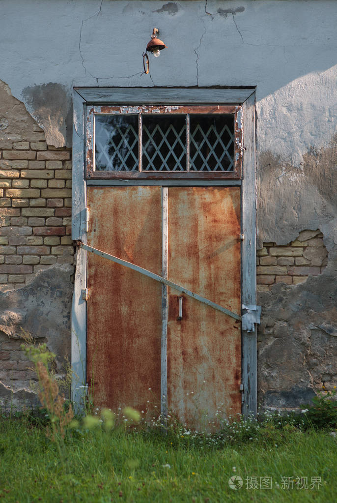 废弃建筑物内风化生锈的金属门