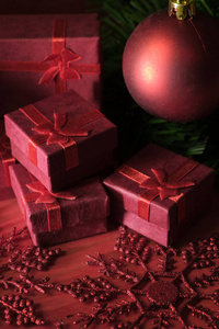 圣诞节背景与装饰和礼物箱子在木红色板