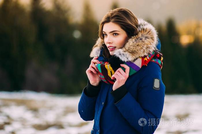 在冬天森林里的女人