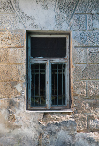 在废弃的建筑物中风化的蹩脚窗