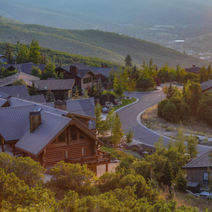 太阳耀斑超过豪华住宅在山广场