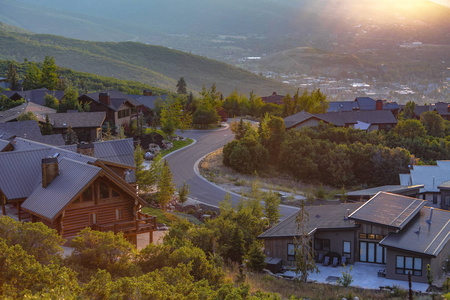 太阳耀斑超过豪华住宅在山上