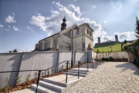 圣 Checiny 罗马天主教会和凯尔采附近的皇家城堡波兰