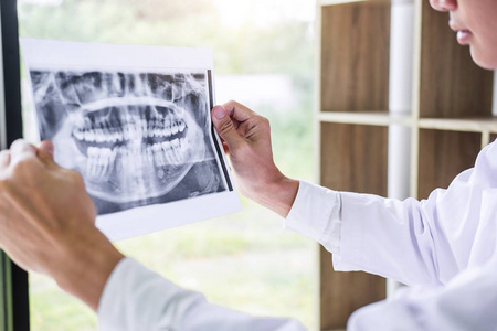 男性医生或牙医的形象持有和看牙科 x 射线