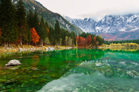 在意大利北部的 Fusine 湖 Lago di Fusine 高山湖泊