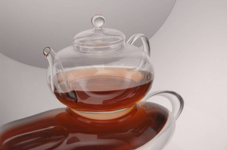 透明玻璃茶壶和杯茶