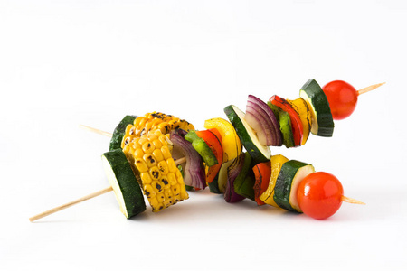 白色背景上孤立的蔬菜串烧照片