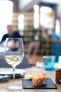 餐馆里的白葡萄酒, 餐厅里的白酒, 餐馆里的白葡萄酒和寿司。
