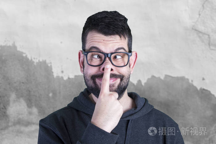 滑稽的愚蠢的人戴着黑眼镜和开玩笑的肖像, 使滑稽的脸与斜眼