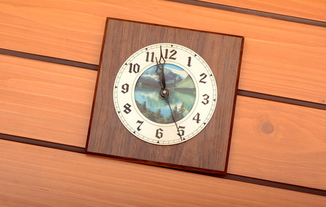 木制挂钟表, 时间概念