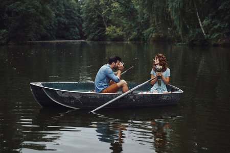 男子拍摄他美丽的女朋友与相机, 而享受浪漫的日期湖