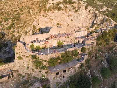 kotor 特长在黑山的鸟瞰图。城堡在山里