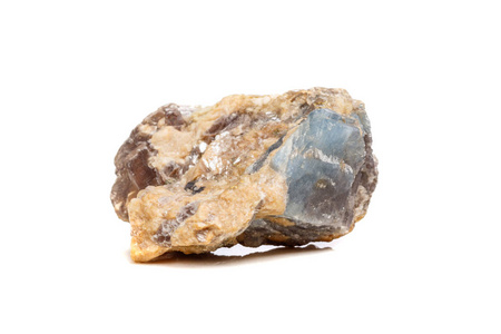 岩石中的宏观矿物石刚玉白色背景特写