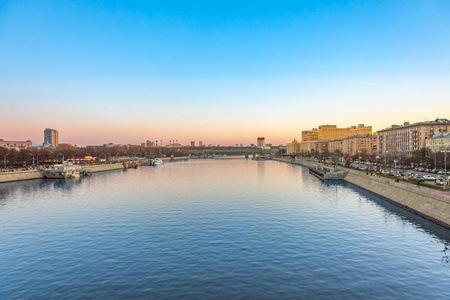 莫斯科河和路堤从 Crymsky 桥在秋天在夕阳下，莫斯科景观的看法