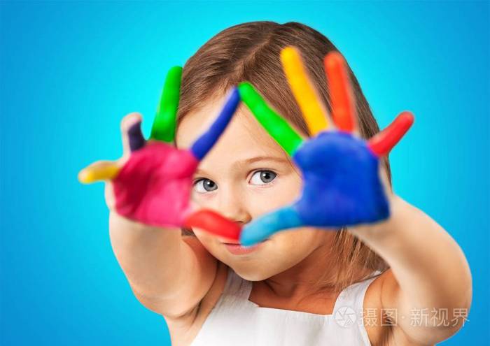 小女孩用五颜六色的画手