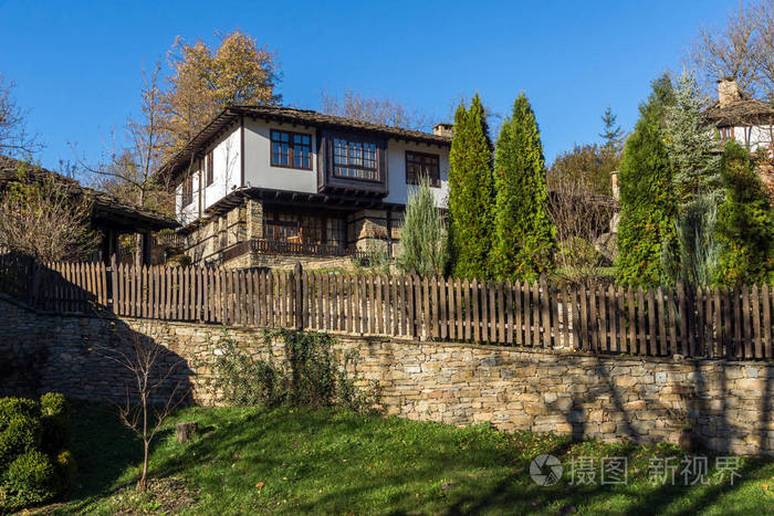 与老房子在加布罗沃地区 bozhentsi 村的木栅栏的全景视图