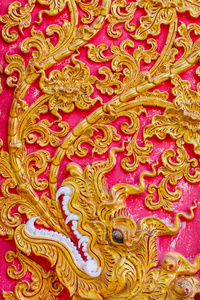 泰国花图案压花水泥漆与寺中的金黄色和红色的颜色背景
