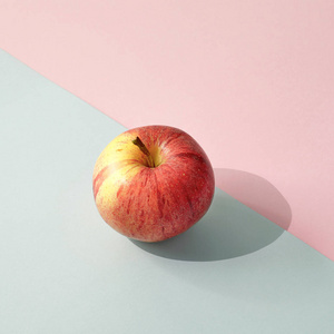 新鲜成熟的苹果在彩色纸背景