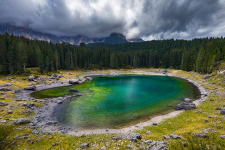 Carezza 湖 湖泊 di Carezza, Karersee 与芒特 Latemar, 波尔查诺省, 南蒂罗尔, 意大