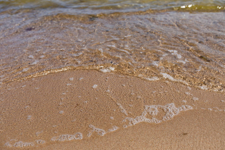 海水撞击沙滩