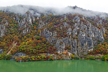 在多瑙河三峡的秋天