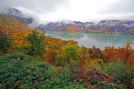 在多瑙河三峡的秋天