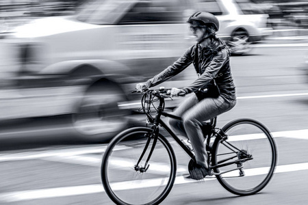 活跃的人骑自行车在城市道路中运动模糊