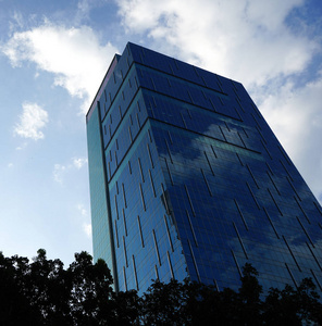 低角度的摩天大楼商务室与蓝天, 企业大厦在城市