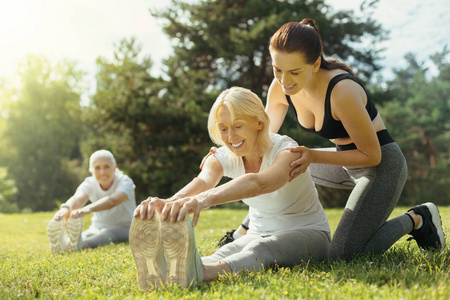 铭记年轻女士帮助退休妇女与锻炼