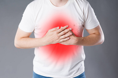 心脏病发作, 男性胸部疼痛灰色背景, 疼痛区域突出显示红色照片
