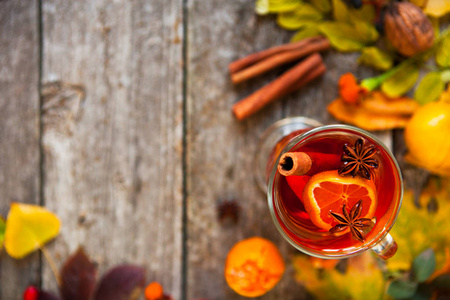 在杯子 香料和干燥花和叶子的甜酒。秋天的 st
