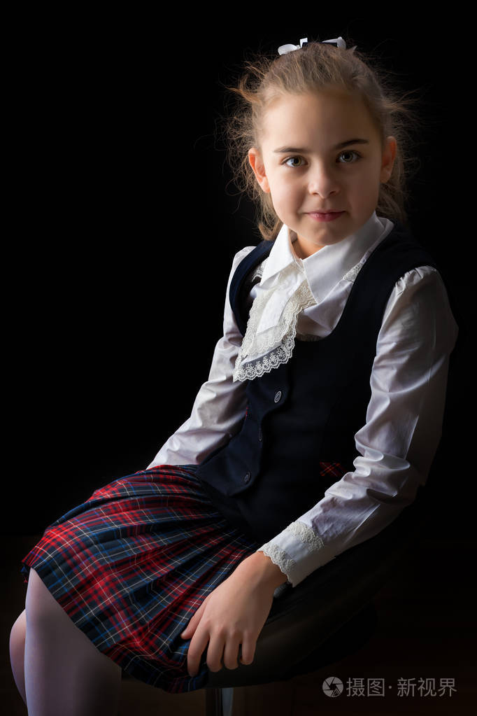 黑色背景上的小女孩
