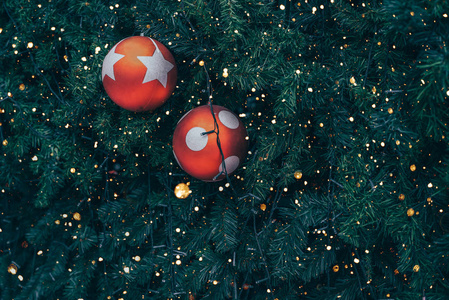 复古圣诞树, 配以红球装饰和闪光灯。圣诞节和新年假期的背景。复古调