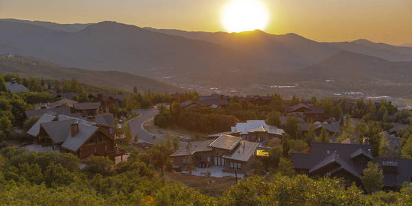 山谷景观在山坡上的房子全景