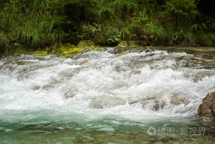 清澈的河水流得快