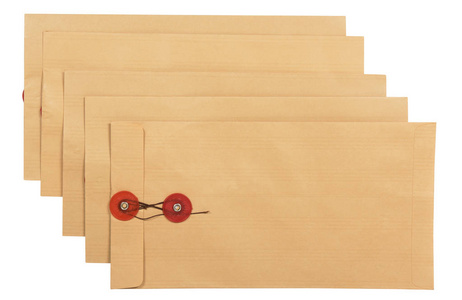 堆栈的棕色信封被隔绝在白色背景