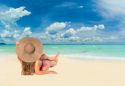 夏日沙滩照片。女人在度假。海滩上美丽的女孩。穿着比基尼的年轻女子在阳光下。热带海岛天堂假日旅行