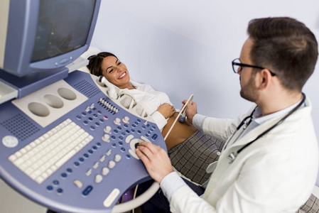医生用超音波扫描机对病人进行体格检查