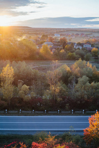 从高处看道路的美丽景色。秋天