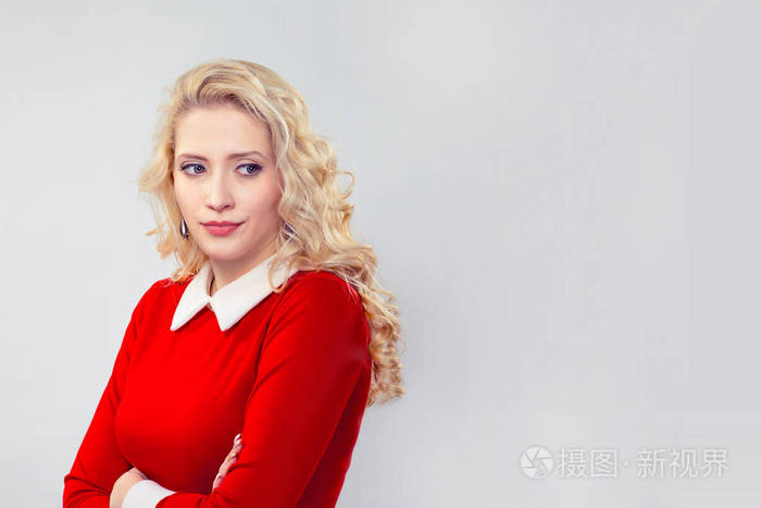 画像不高兴嫉妒激怒了脾气暴躁的年轻漂亮女人羡慕坏态度双臂交叉看着