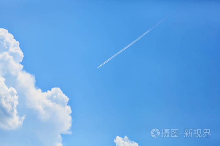 一架飞机在天空中