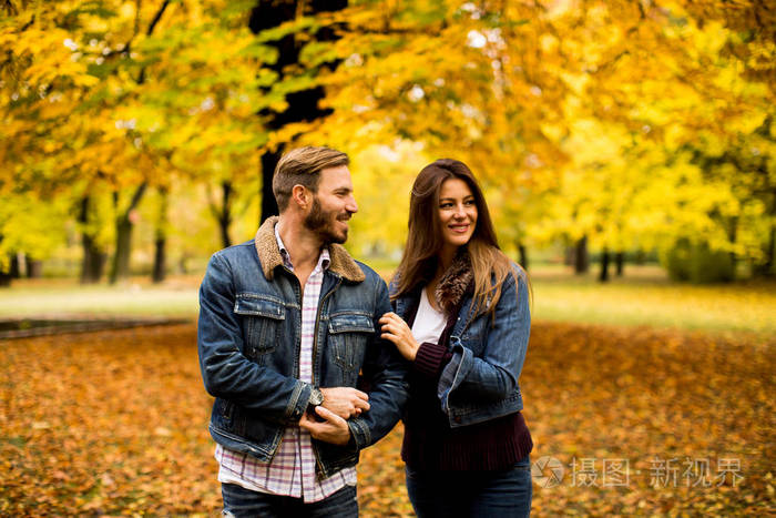 对年轻夫妇在秋天的公园